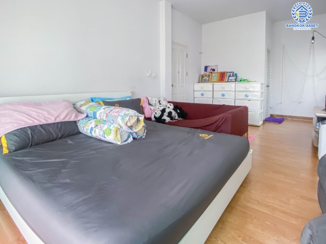 *****บ้านเดี่ยวมือสองย่านกรุงเทพฯ ม.สิริกานต์3 บางใหญ่-กาญจนาฯ เนื้อที่กว้างเกือบ 67 ตร.ว. พร้อมฟังก์ชัน 4 ห้องนอน 3 ห้องน้ำ ที่จอดรถ 2 คัน สภาพสวย พร้อมเข้าอยู่ แถมฟรี! เครื่องปรับอากาศ 6 เครื่อง บนทำเลแห่งการเดินทาง ใกล้รถไฟฟ้าสายสีม่วง "สถานีคลองบางไผ่" และทางด่วน "ศรีรัช"